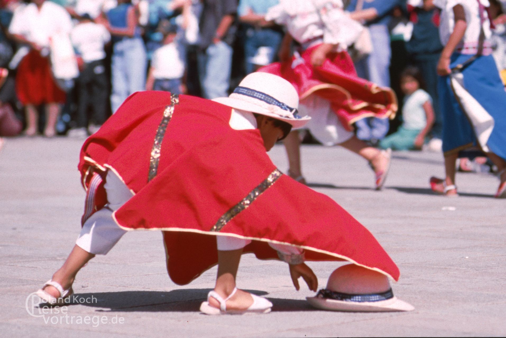 Ecuador - Traditionelle Tänze am Äquatordenkmal am Mitad del Mundo